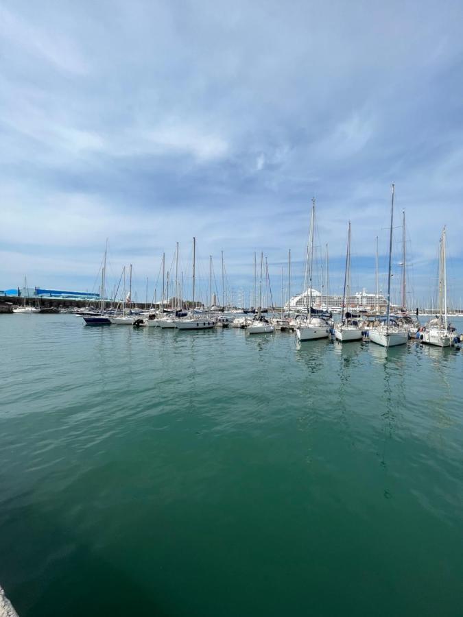 Kasia Porta Sul Mare Di Livorno Free Parking Bagian luar foto