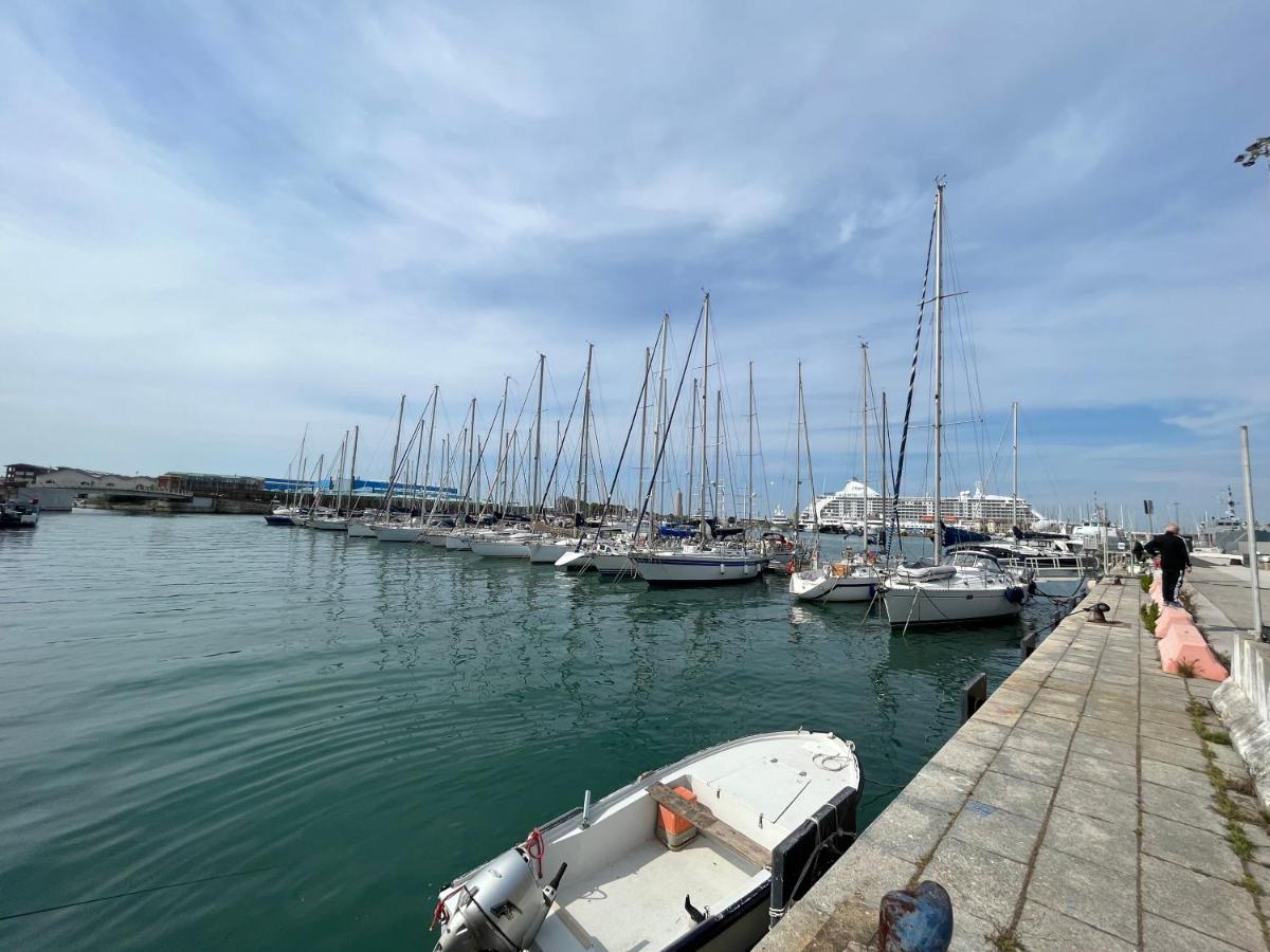 Kasia Porta Sul Mare Di Livorno Free Parking Bagian luar foto
