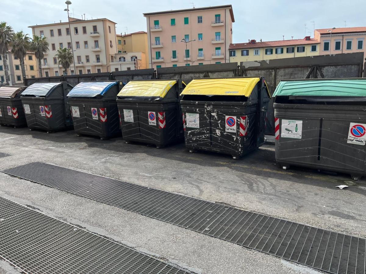 Kasia Porta Sul Mare Di Livorno Free Parking Bagian luar foto